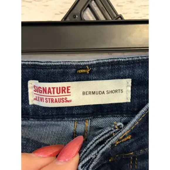 Levi Strauss Bermuda Denim Shorts Women’s Rolled Hem Mid Rise Size 8/29 - Picture 3 of 5